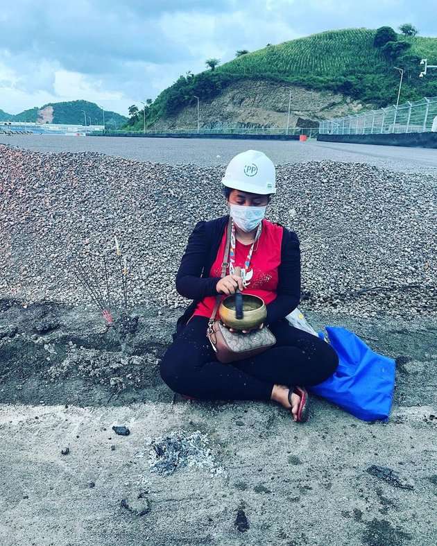 7 Potret Sisi Lain Rara Istiati Pawang Hujan di Sirkuit Mandalika yang Kini Viral!