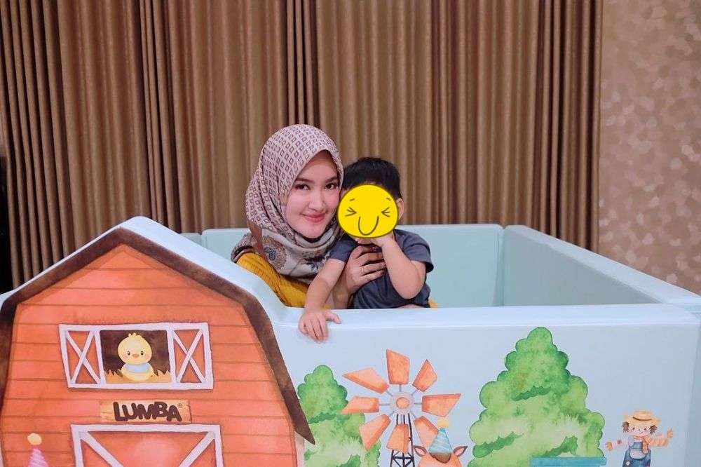 10 Potret Rumah Tommy Kurniawan Usai Jadi Anggota DPR, Super Mewah Bernuasa Emas!