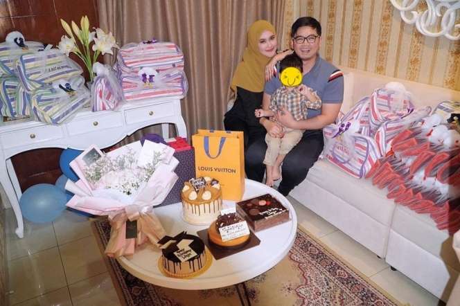 10 Potret Rumah Tommy Kurniawan Usai Jadi Anggota DPR, Super Mewah Bernuasa Emas!