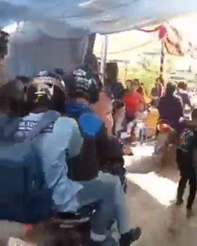8 Potret Viral Ibu-Ibu Asik Goyang Dangdutan di Acara Hajatan Terganggu Motor Lewat, Ekspresinya Jadi Sorotan