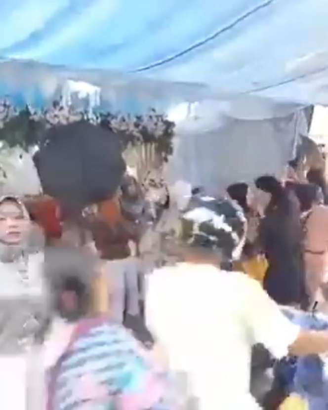 8 Potret Viral Ibu-Ibu Asik Goyang Dangdutan di Acara Hajatan Terganggu Motor Lewat, Ekspresinya Jadi Sorotan