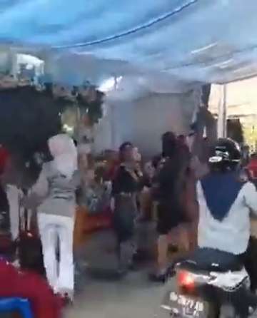 8 Potret Viral Ibu-Ibu Asik Goyang Dangdutan di Acara Hajatan Terganggu Motor Lewat, Ekspresinya Jadi Sorotan