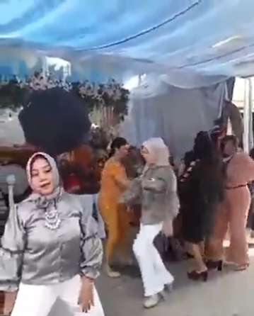 8 Potret Viral Ibu-Ibu Asik Goyang Dangdutan di Acara Hajatan Terganggu Motor Lewat, Ekspresinya Jadi Sorotan
