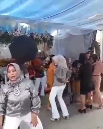 8 Potret Viral Ibu-Ibu Asik Goyang Dangdutan di Acara Hajatan Terganggu Motor Lewat, Ekspresinya Jadi Sorotan