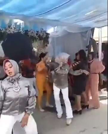 8 Potret Viral Ibu-Ibu Asik Goyang Dangdutan di Acara Hajatan Terganggu Motor Lewat, Ekspresinya Jadi Sorotan
