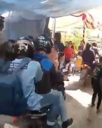 8 Potret Viral Ibu-Ibu Asik Goyang Dangdutan di Acara Hajatan Terganggu Motor Lewat, Ekspresinya Jadi Sorotan
