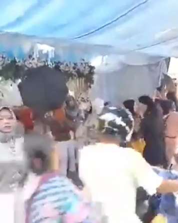 8 Potret Viral Ibu-Ibu Asik Goyang Dangdutan di Acara Hajatan Terganggu Motor Lewat, Ekspresinya Jadi Sorotan