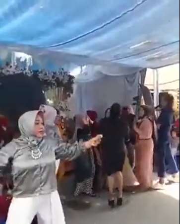 8 Potret Viral Ibu-Ibu Asik Goyang Dangdutan di Acara Hajatan Terganggu Motor Lewat, Ekspresinya Jadi Sorotan