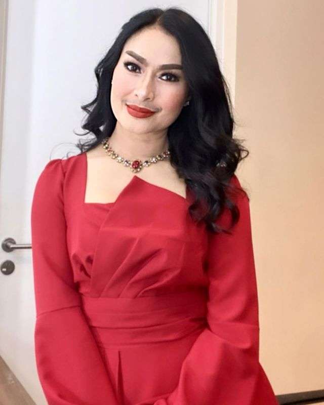 7 Perawatan Kecantikan Iis Dahlia, Pakai Krim Kaki Hingga Tanam Benang!