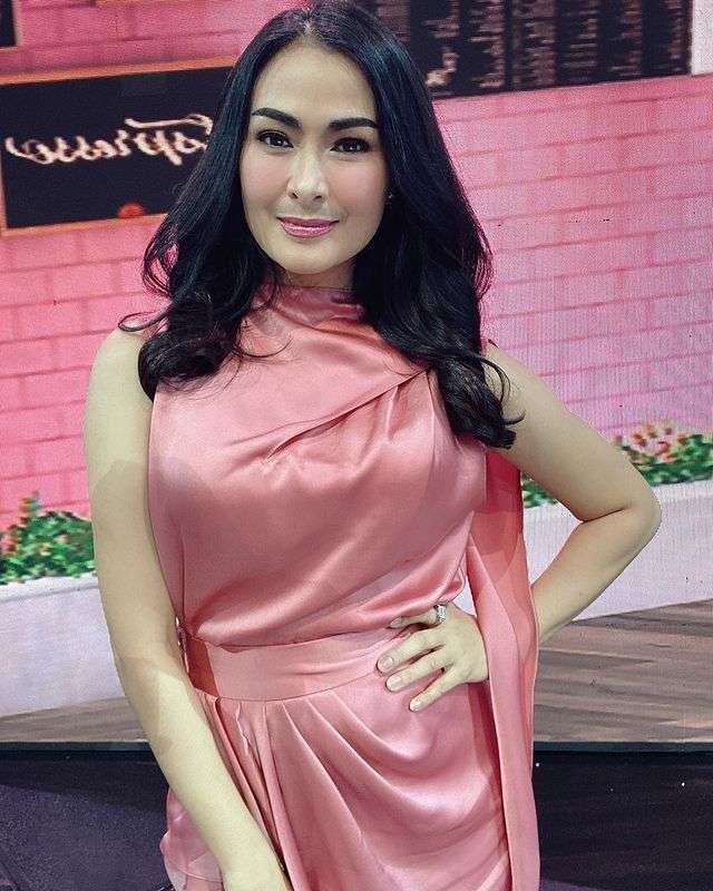 7 Perawatan Kecantikan Iis Dahlia, Pakai Krim Kaki Hingga Tanam Benang!