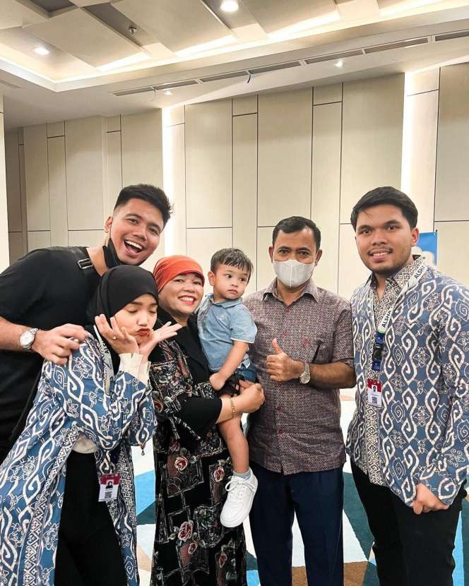 Potret Thariq Halilintar dan Fuji Umroh Bareng, Netizen Dibuat Pangling Tampilan Fuji