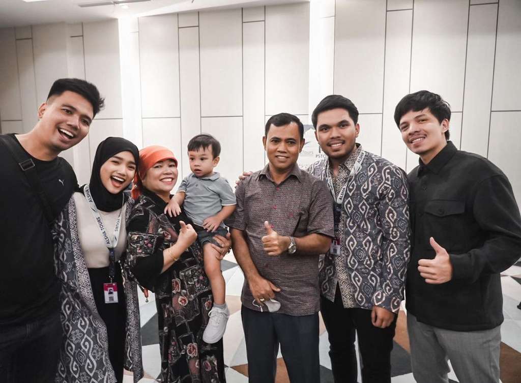 Potret Thariq Halilintar dan Fuji Umroh Bareng, Netizen Dibuat Pangling Tampilan Fuji