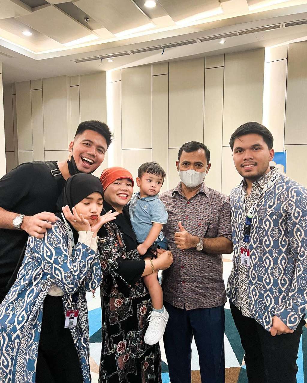Potret Thariq Halilintar dan Fuji Umroh Bareng, Netizen Dibuat Pangling Tampilan Fuji