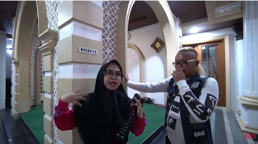 10 Potret Mushola di Rumah Mewah Artis 'Sultan', Ada yang Ngambang di Atas Air