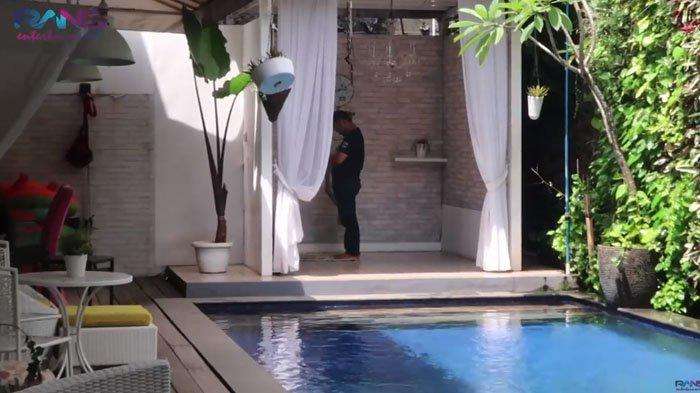 10 Potret Mushola di Rumah Mewah Artis 'Sultan', Ada yang Ngambang di Atas Air