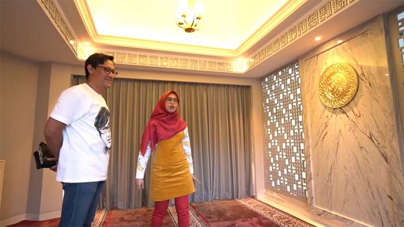 10 Potret Mushola di Rumah Mewah Artis 'Sultan', Ada yang Ngambang di Atas Air