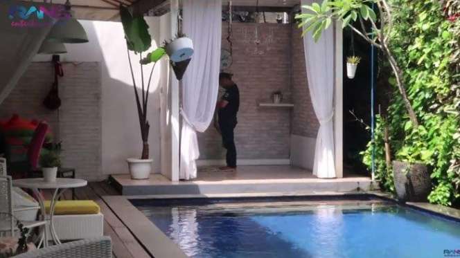 10 Potret Mushola di Rumah Mewah Artis 'Sultan', Ada yang Ngambang di Atas Air