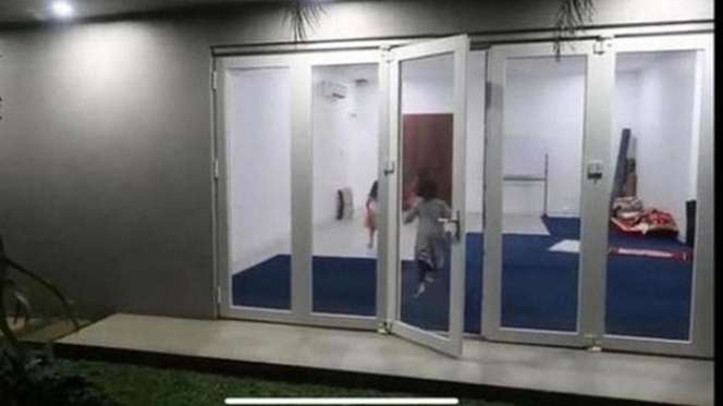 10 Potret Mushola di Rumah Mewah Artis 'Sultan', Ada yang Ngambang di Atas Air