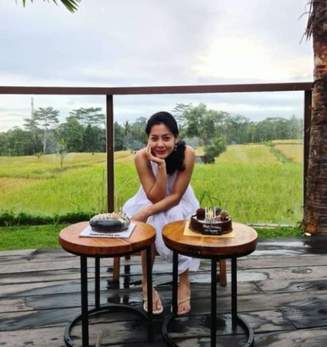 Potret Lulu Tobing Tampil Cantik Berhijab Saat Umrah Perdana