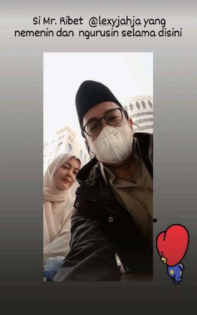 Potret Lulu Tobing Tampil Cantik Berhijab Saat Umrah Perdana