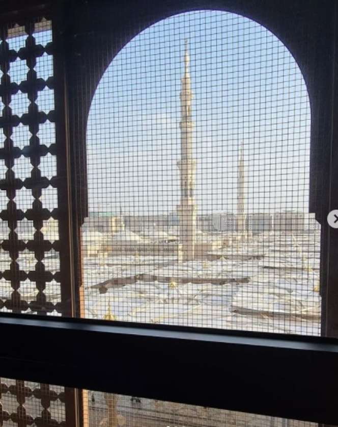 Potret Lulu Tobing Tampil Cantik Berhijab Saat Umrah Perdana