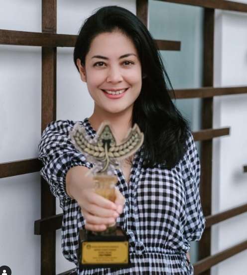 Potret Lulu Tobing Tampil Cantik Berhijab Saat Umrah Perdana