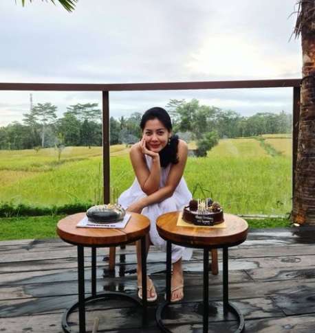 Potret Lulu Tobing Tampil Cantik Berhijab Saat Umrah Perdana
