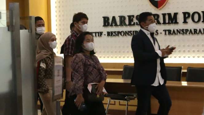 FOTO: Terus Memeluk Lesty, Rizky Billar Diperiksa Polisi Terkait Aliran Dana Doni Salmanan