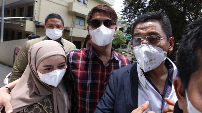 FOTO: Terus Memeluk Lesty, Rizky Billar Diperiksa Polisi Terkait Aliran Dana Doni Salmanan