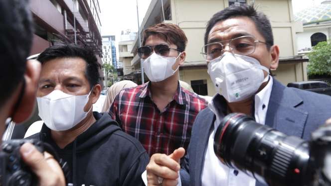 FOTO: Terus Memeluk Lesty, Rizky Billar Diperiksa Polisi Terkait Aliran Dana Doni Salmanan