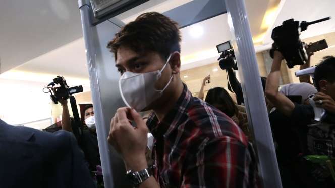 FOTO: Terus Memeluk Lesty, Rizky Billar Diperiksa Polisi Terkait Aliran Dana Doni Salmanan