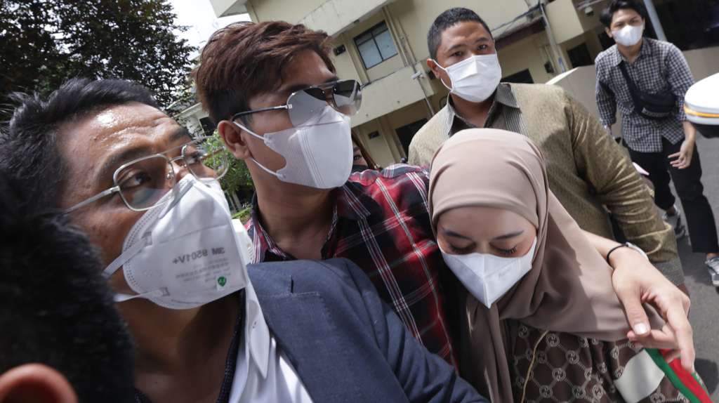 FOTO: Terus Memeluk Lesty, Rizky Billar Diperiksa Polisi Terkait Aliran Dana Doni Salmanan