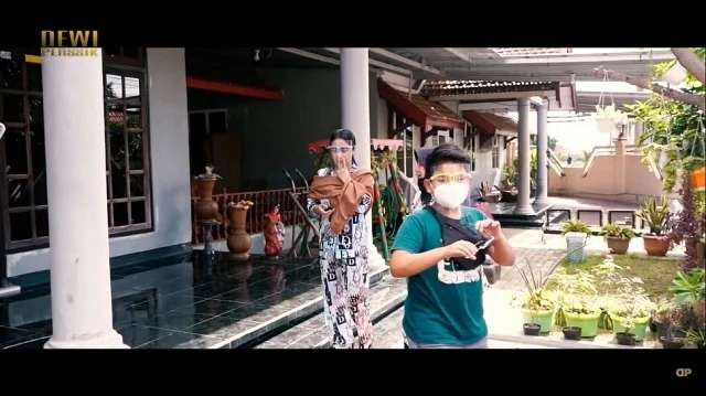 10 Potret Rumah Orangtua Dewi Perssik di Kampung, Beda Jauh dengan Hunian Mewahnya di Jakarta!