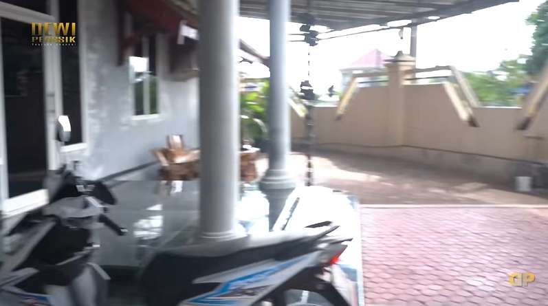 10 Potret Rumah Orangtua Dewi Perssik di Kampung, Beda Jauh dengan Hunian Mewahnya di Jakarta!