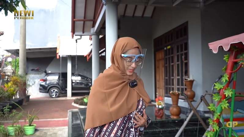 10 Potret Rumah Orangtua Dewi Perssik di Kampung, Beda Jauh dengan Hunian Mewahnya di Jakarta!