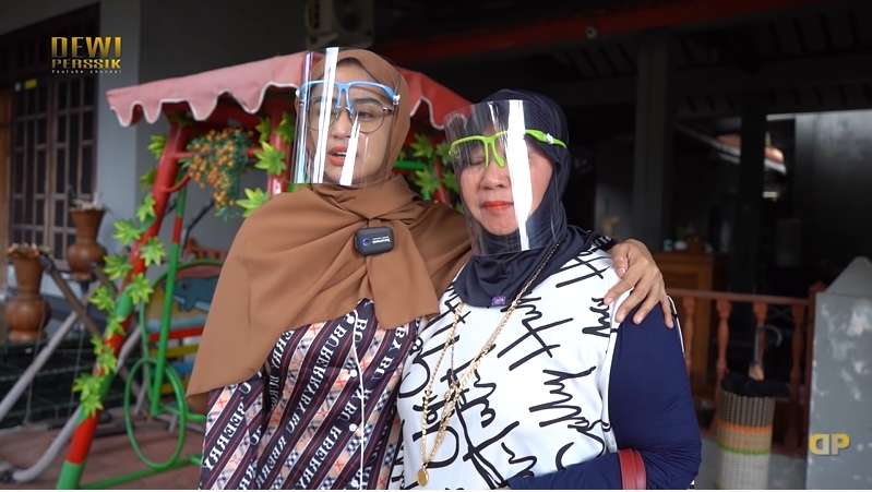 10 Potret Rumah Orangtua Dewi Perssik di Kampung, Beda Jauh dengan Hunian Mewahnya di Jakarta!