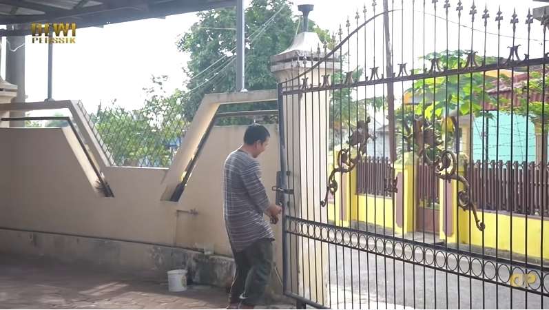 10 Potret Rumah Orangtua Dewi Perssik di Kampung, Beda Jauh dengan Hunian Mewahnya di Jakarta!
