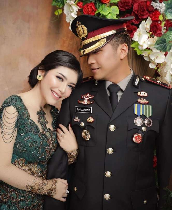 8 Potret Kompol Fahrul Sudiana Rayakan 2 Tahun Pernikahan, Kecantikan Istrinya Bikin Salfok