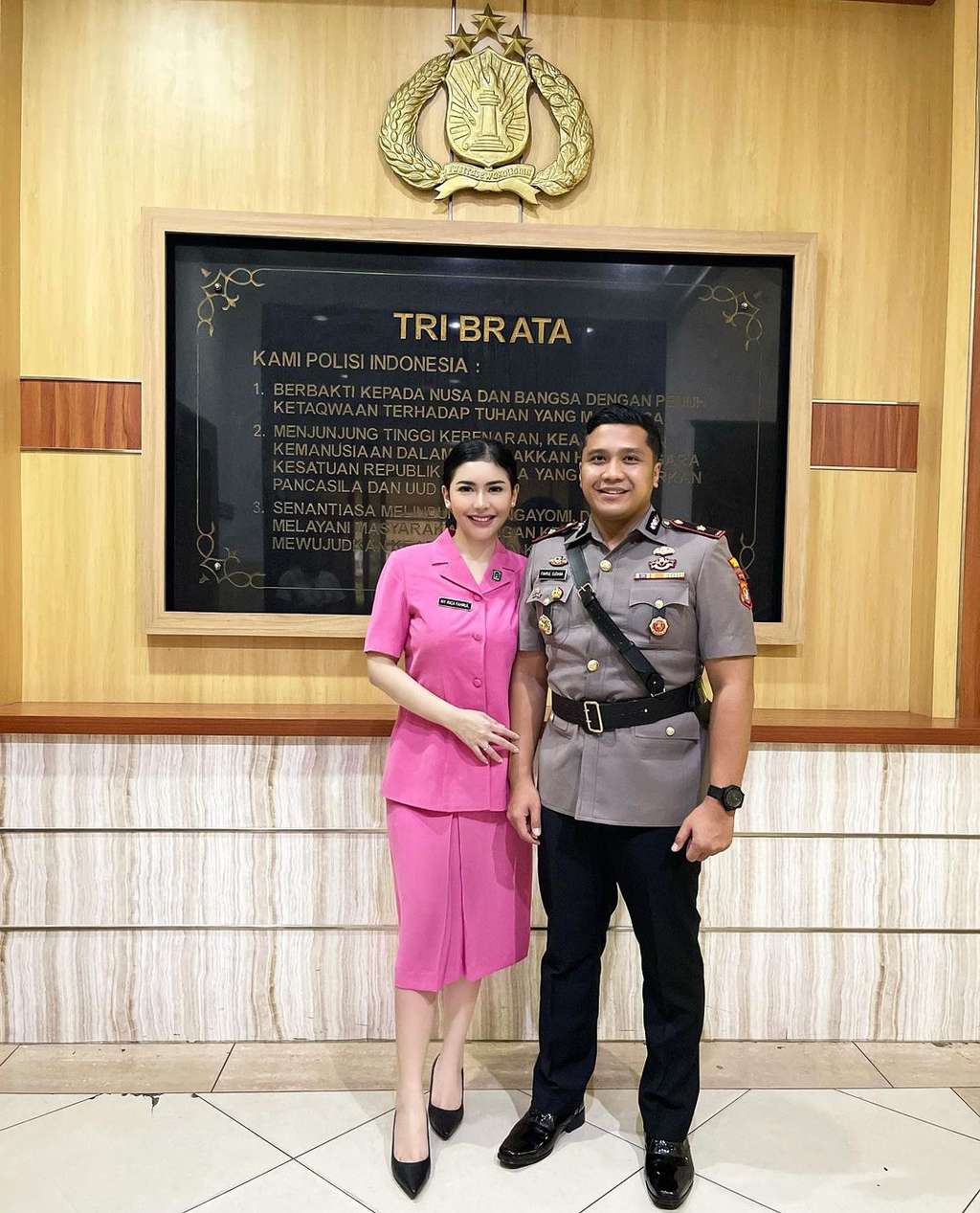 8 Potret Kompol Fahrul Sudiana Rayakan 2 Tahun Pernikahan, Kecantikan Istrinya Bikin Salfok