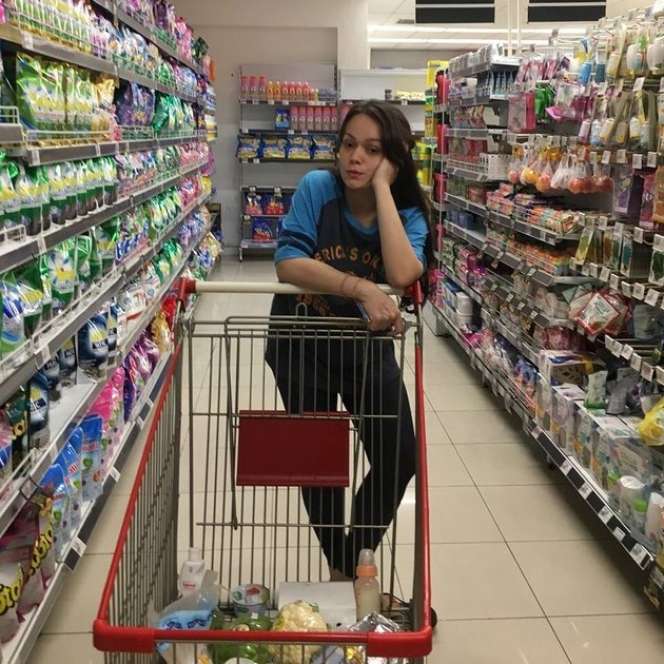 7 Potret Terbaru Monica ‘Tukang Ojek Pengkolan’ Dulu Jualan Jajanan SD Kini Punya Mini Market!