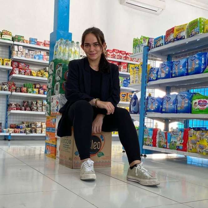 7 Potret Terbaru Monica ‘Tukang Ojek Pengkolan’ Dulu Jualan Jajanan SD Kini Punya Mini Market!