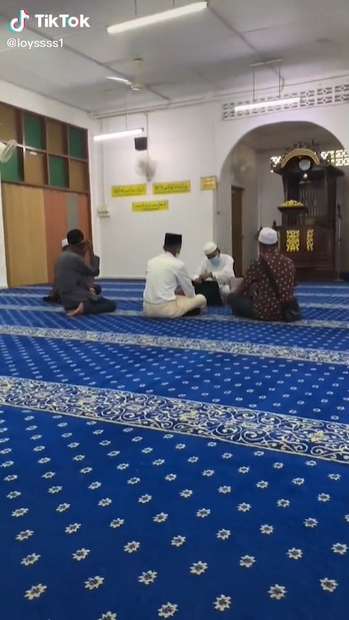 8 Potret Viral Ibu Nikahi Berondong, Anak Dilema Panggil Bapak Tiri yang Cuma Beda 3 Tahun