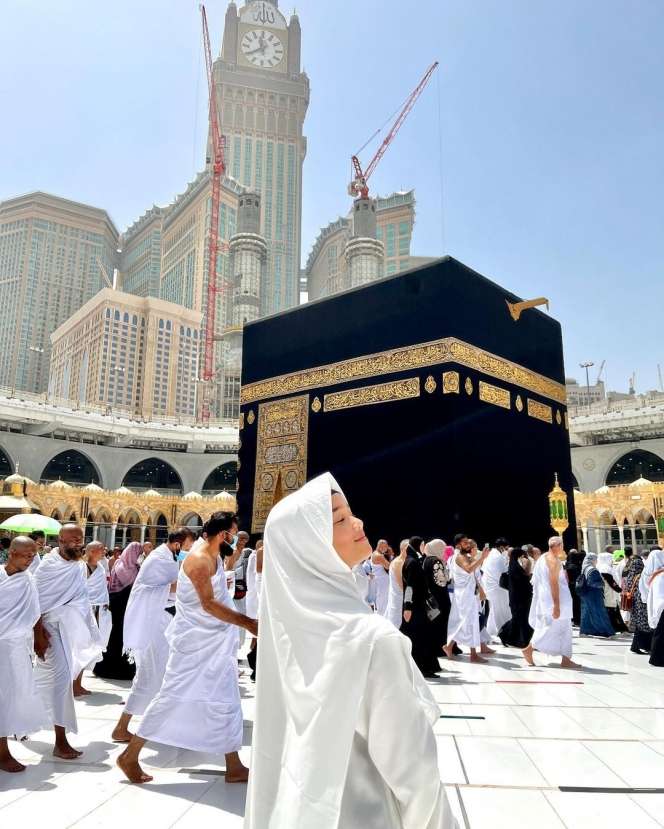 5 Potret Gaya Hijab Syar'i Fuji Saat Jalani Ibadah Umroh, Didoakan Istiqomah