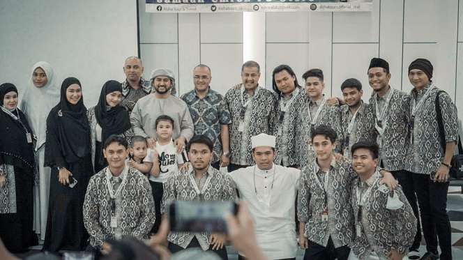 5 Potret Gaya Hijab Syar'i Fuji Saat Jalani Ibadah Umroh, Didoakan Istiqomah