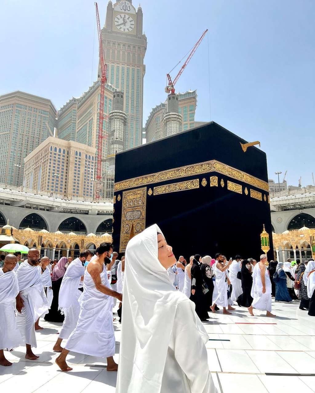 5 Potret Gaya Hijab Syar'i Fuji Saat Jalani Ibadah Umroh, Didoakan Istiqomah