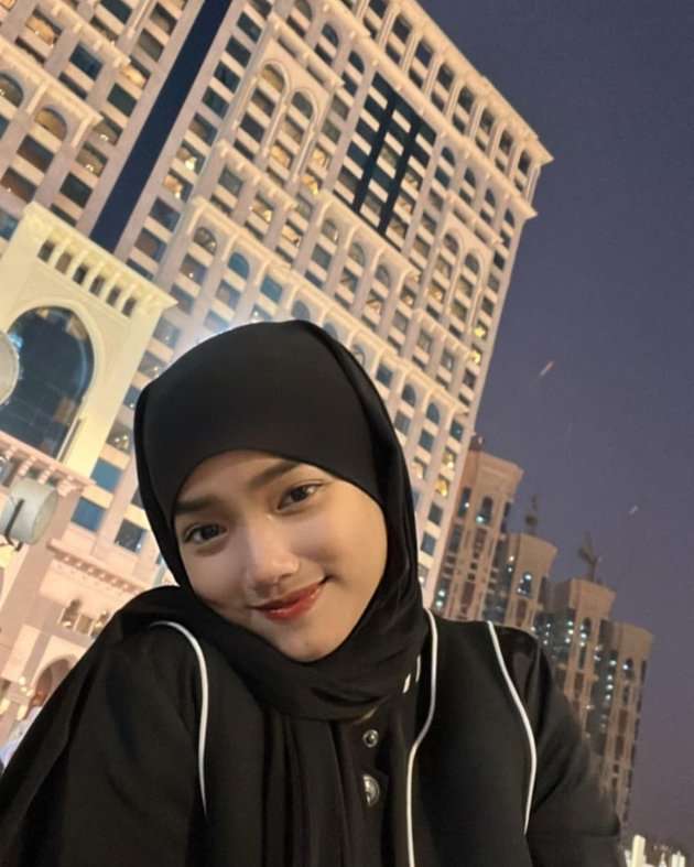 5 Potret Gaya Hijab Syar'i Fuji Saat Jalani Ibadah Umroh, Didoakan Istiqomah