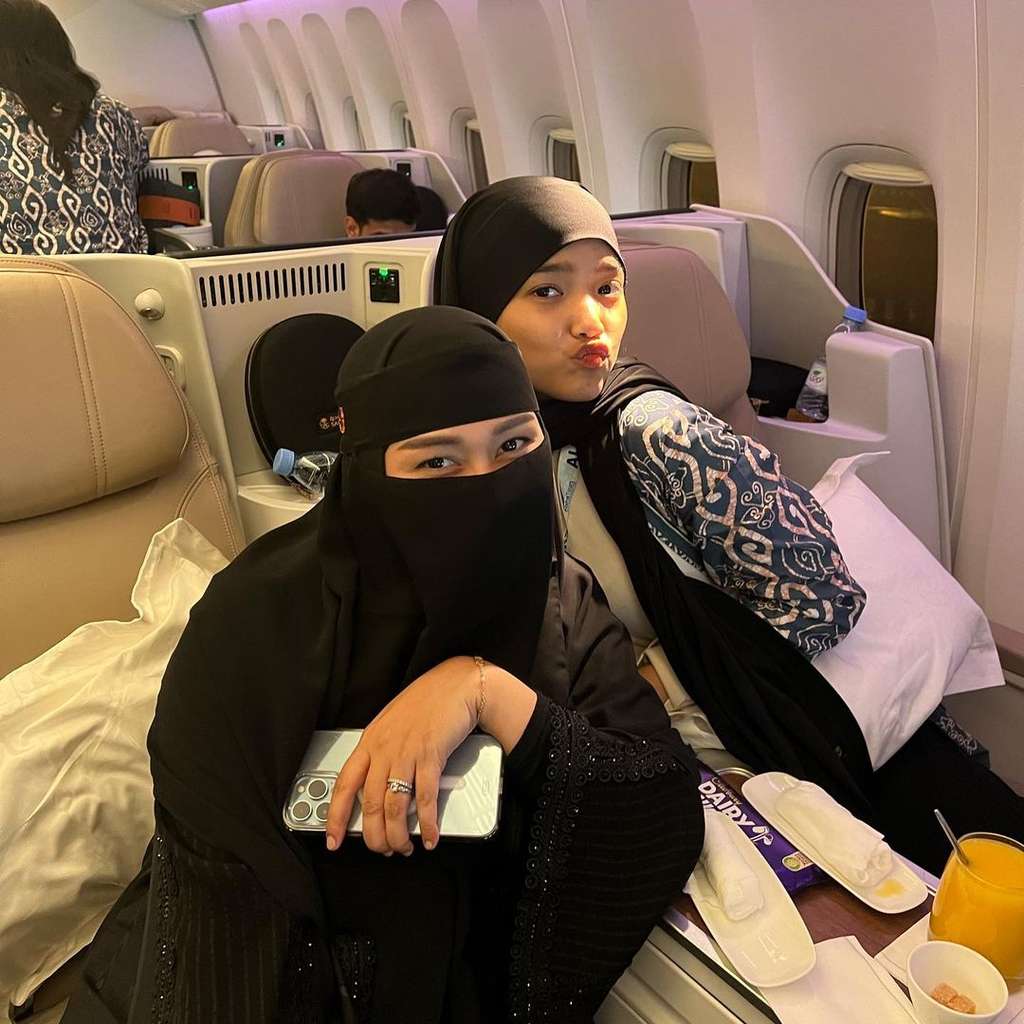 5 Potret Gaya Hijab Syar'i Fuji Saat Jalani Ibadah Umroh, Didoakan Istiqomah