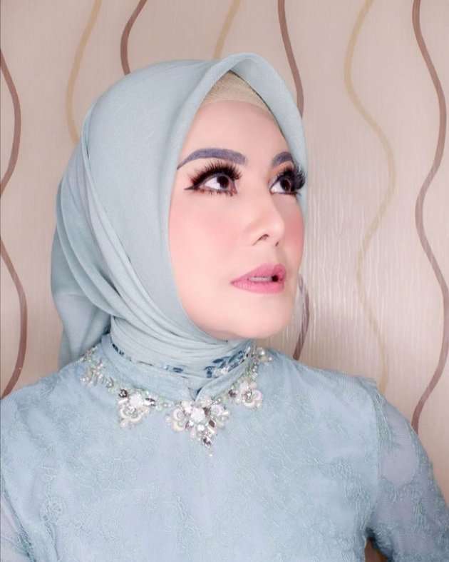 8 Potret Terbaru Cici Paramida Mantan Kekasih Ferry Irawan, Paras Awet Mudanya Bikin Takjub!