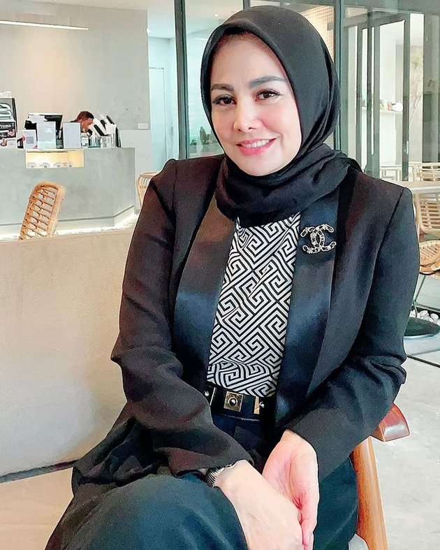 8 Potret Terbaru Cici Paramida Mantan Kekasih Ferry Irawan, Paras Awet Mudanya Bikin Takjub!
