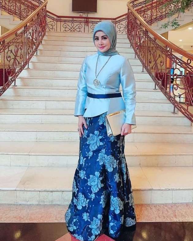 8 Potret Terbaru Cici Paramida Mantan Kekasih Ferry Irawan, Paras Awet Mudanya Bikin Takjub!
